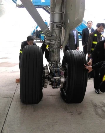 60-phut-khn-cap-cuu-may-bay-vietnam-airlines-bi-xit-lop 60-phut-khn-cap-cuu-may-bay-vietnam-airlines-bi-xit-lop