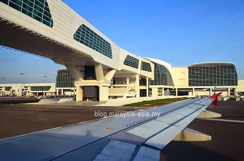 Cầu nối từ sân bay ra với máy bay cho hành khách
