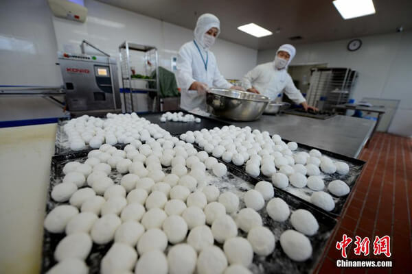 Chùm ảnh: Mục sở thị quy trình chuẩn bị thức ăn hàng không cực kỳ khoa học và nghiêm ngặt - Ảnh 5.