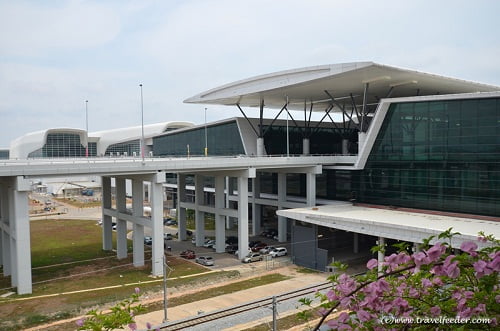 Khu vực ngồi chờ check in trong sân ga Khu vực ngồi chờ check in trong sân ga