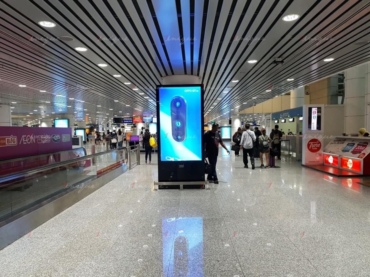 Màn hình quảng cáo sân bay LCD chân đứng
