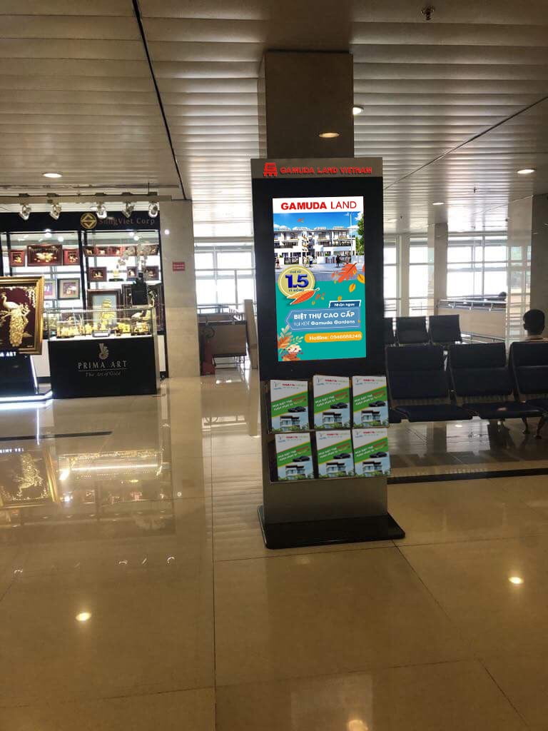 Màn hình LCD chân đứng trong sân bay
