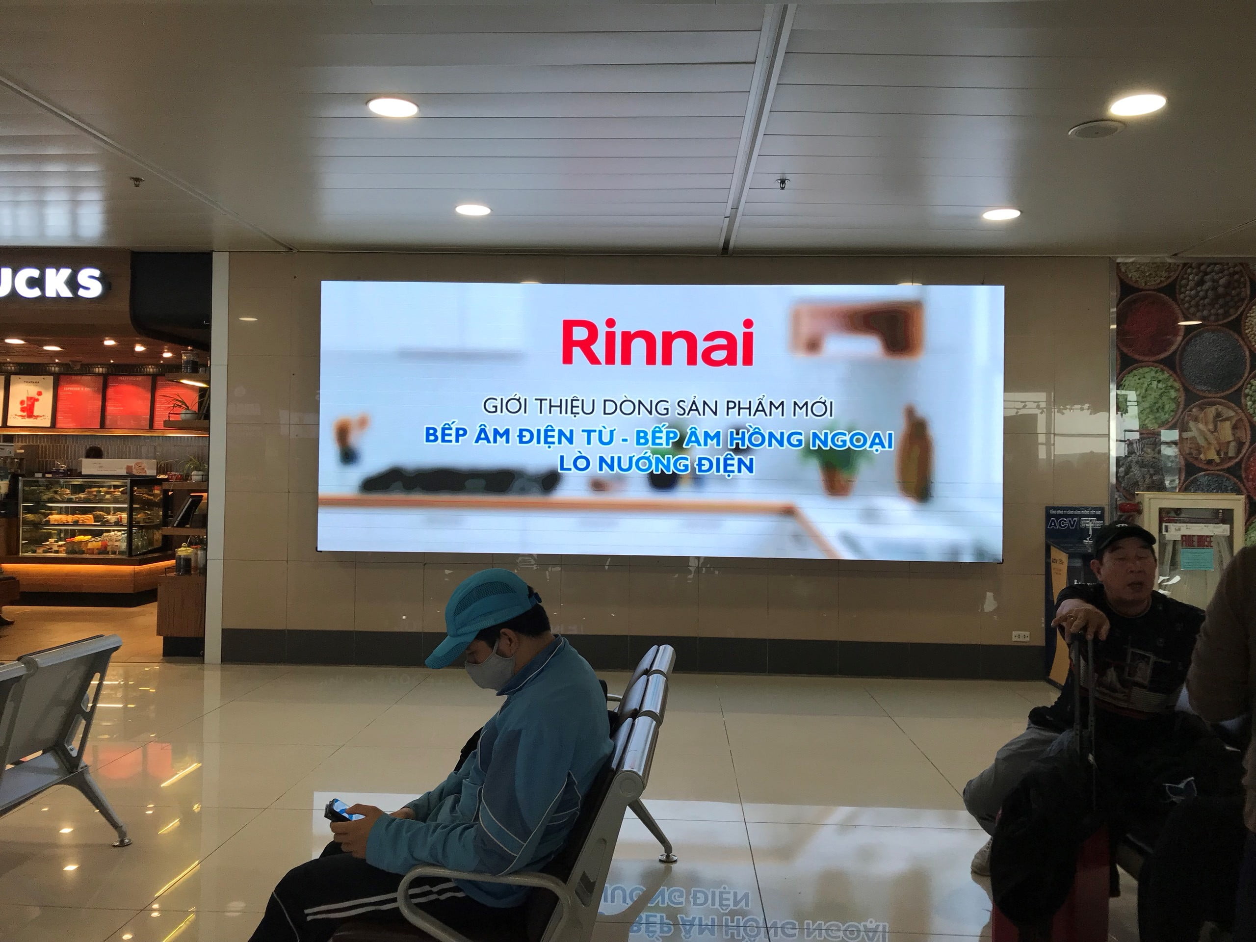Màn hình quảng cáo sân bay