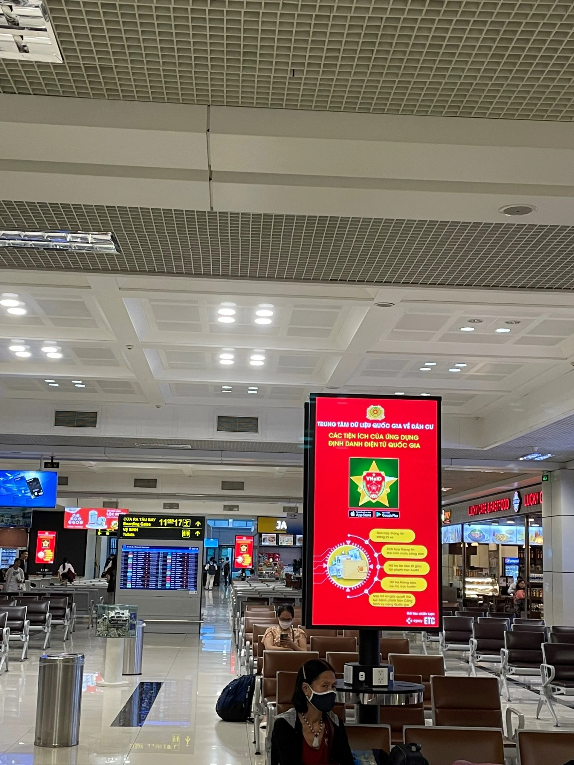 Quang cao san bay Phu Quoc bang sac pin dien thoai Advertising on phone charging stations at airports