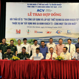 Contract awarding ceremony for construction and installation of equipment for passenger terminal T3 at Tan Son Nhat airport in the afternoon of August 14, 2023