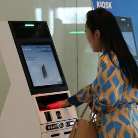 Hành khách làm thủ tục cho chuyến bay bằng hệ thống tự động Self check-in kiosk ở Nhà ga Quốc tế Đà Nẵng