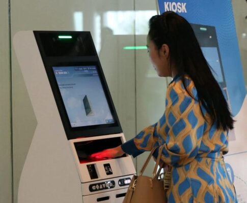 Hành khách làm thủ tục cho chuyến bay bằng hệ thống tự động Self check-in kiosk ở Nhà ga Quốc tế Đà Nẵng