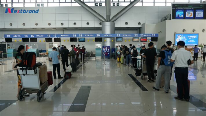 Khách hàng làm thủ tục tại Sân bay Cần Thơ