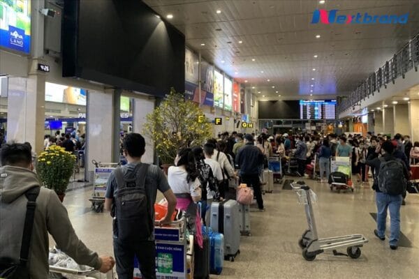 Khách hàng làm thủ tục check-in khi đi máy bay dịp Tết
