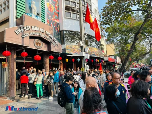 Khách quốc tế xếp hàng tại nhà hát múa rối Thăng Long - Hà Nội