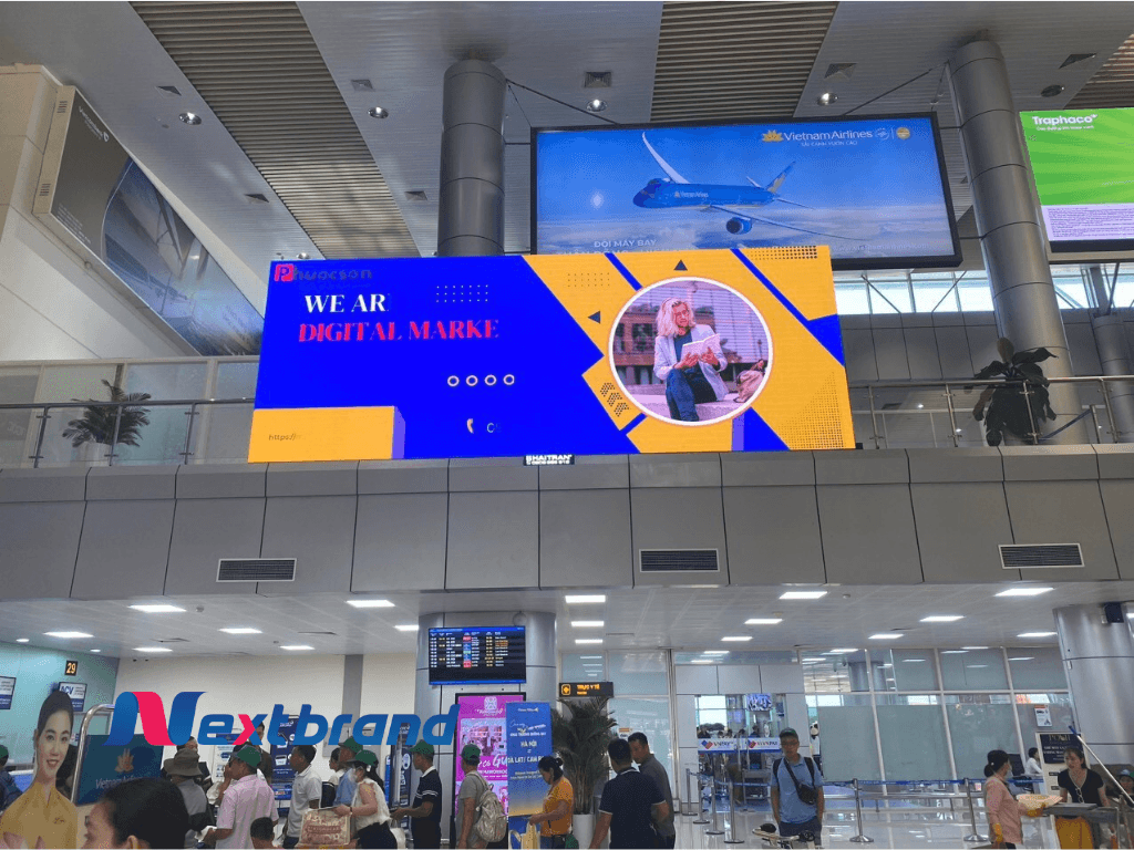 Quảng cáo màn hình LED tại khu vực lối vào sân bay Quảng cáo màn hình LED tại khu vực lối vào sân bay