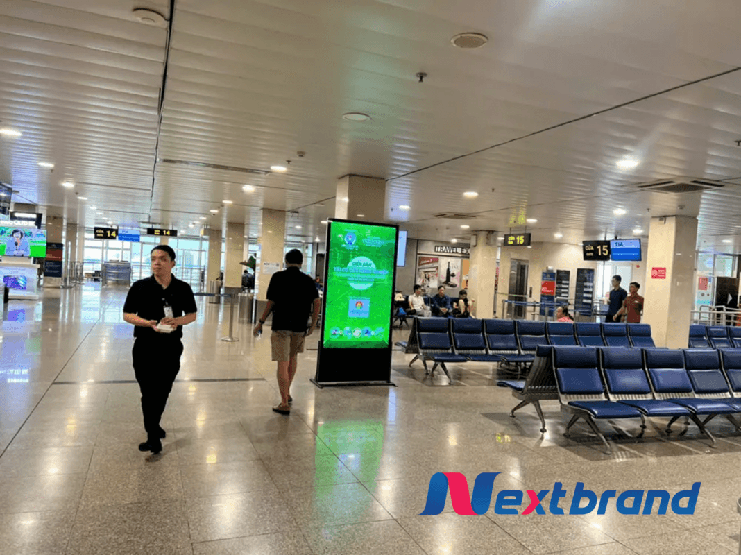 Quảng cáo màn hình LED khu vực phòng chờ lên máy bay Quảng cáo màn hình LED khu vực phòng chờ lên máy bay