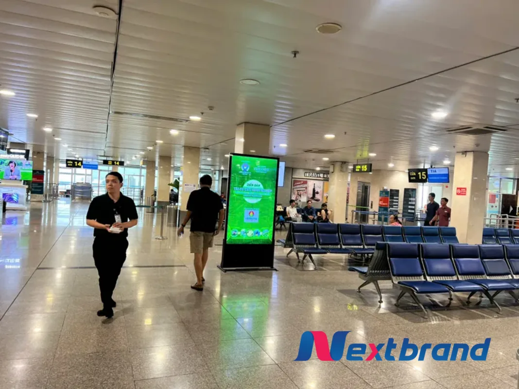 Quảng cáo màn hình LED khu vực phòng chờ lên máy bay Quảng cáo màn hình LED khu vực phòng chờ lên máy bay