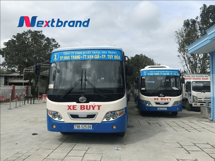 Xe buýt là phương tiện di chuyển phù hợp với những hành khách ít hành lý Xe buýt là phương tiện di chuyển phù hợp với những hành khách ít hành lý
