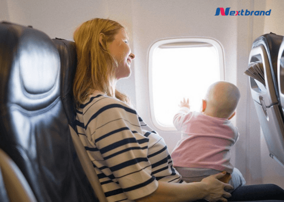 Nên chọn giờ bay phù hợp khi có trẻ đi máy bay cùng