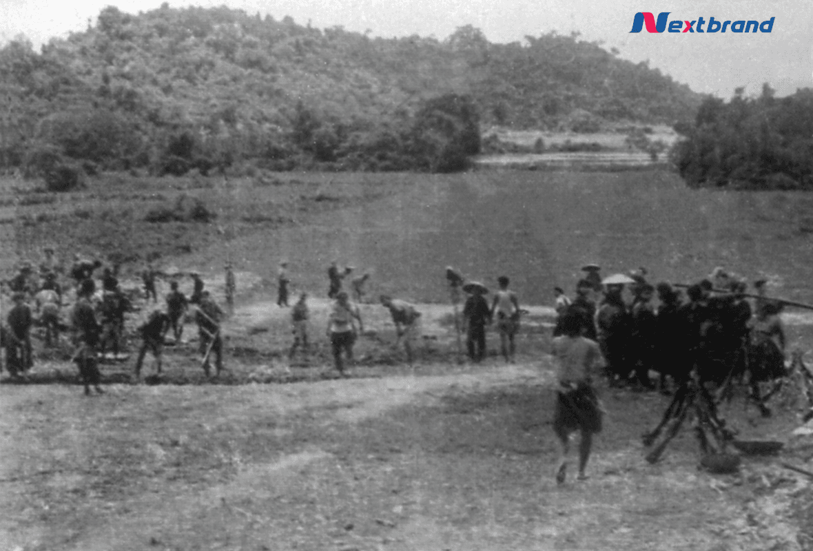 Quân và dân ta tích cực san bằng mặt đất để nhanh chóng hoàn thành Sân bay Lũng Cò (Ảnh tư liệu) Quân và dân ta tích cực san bằng mặt đất để nhanh chóng hoàn thành Sân bay Lũng Cò (Ảnh tư liệu)