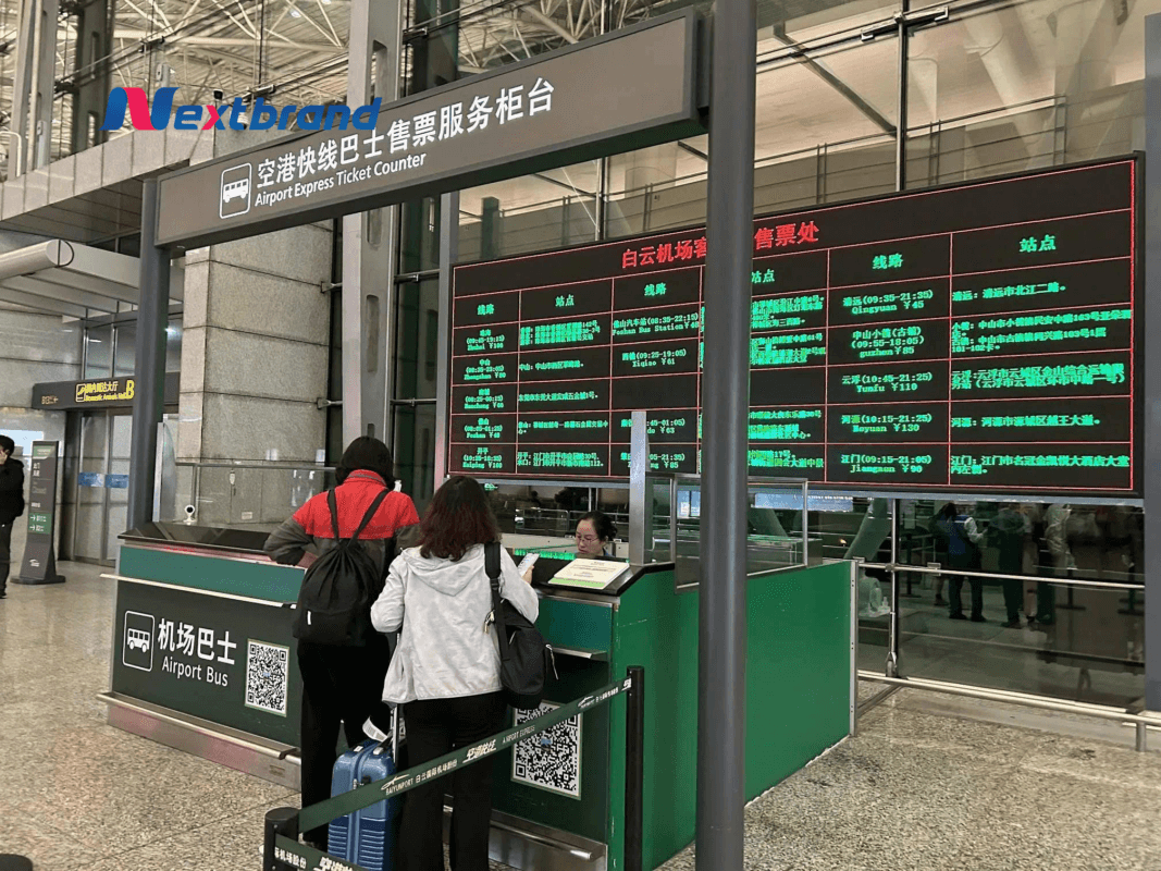 Hành khách có thể mua vé xe buýt tại quầy trong Sân bay Bạch Vân Hành khách có thể mua vé xe buýt tại quầy trong Sân bay Bạch Vân