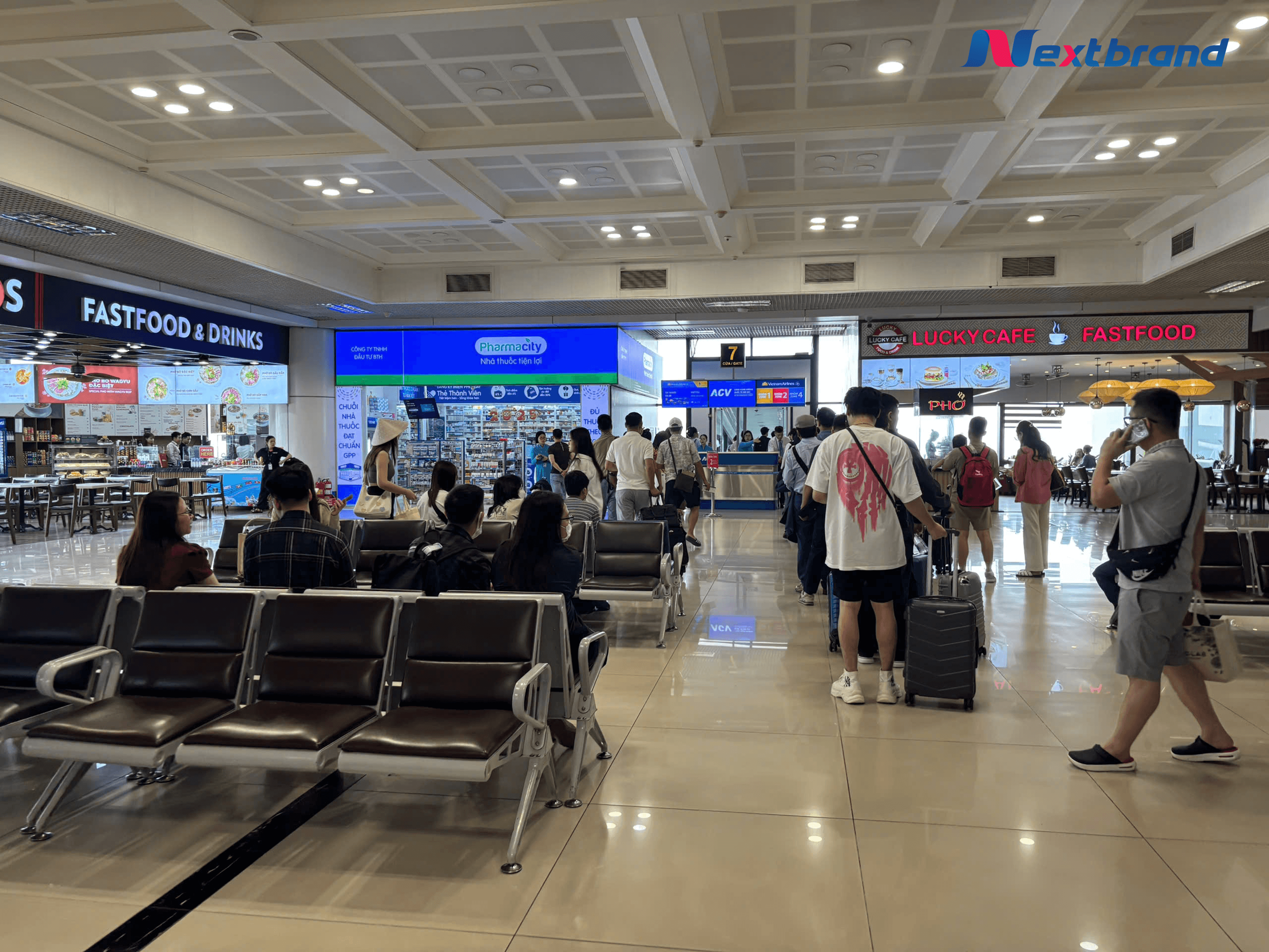 Gate (Cổng lên máy bay) là vị trí cụ thể nằm bên trong terminal Gate (Cổng lên máy bay) là vị trí cụ thể nằm bên trong terminal
