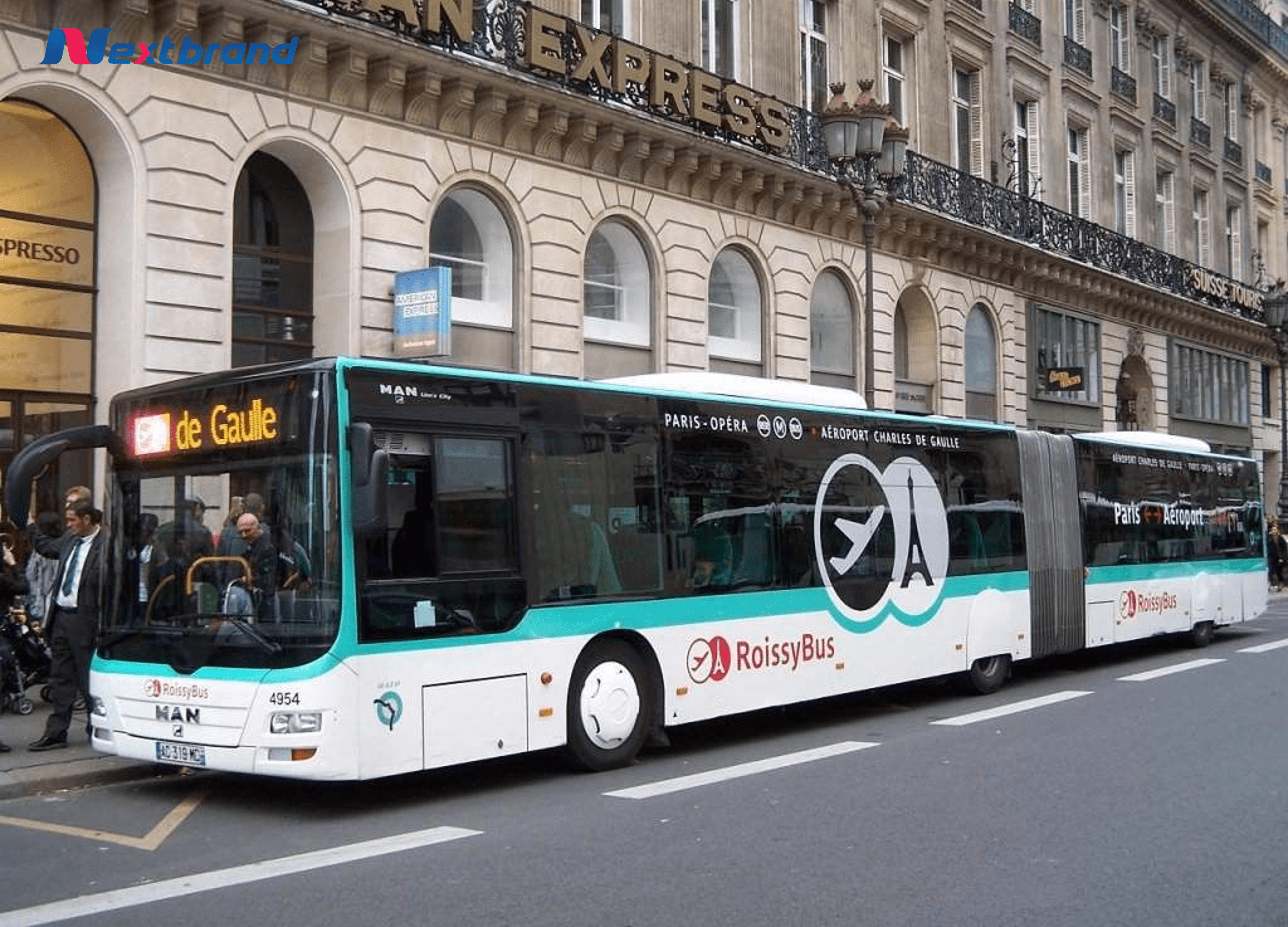 Xe buýt là lựa chọn phổ biến để di chuyển từ sân bay CDG vào trung tâm Paris Xe buýt là lựa chọn phổ biến để di chuyển từ sân bay CDG vào trung tâm Paris