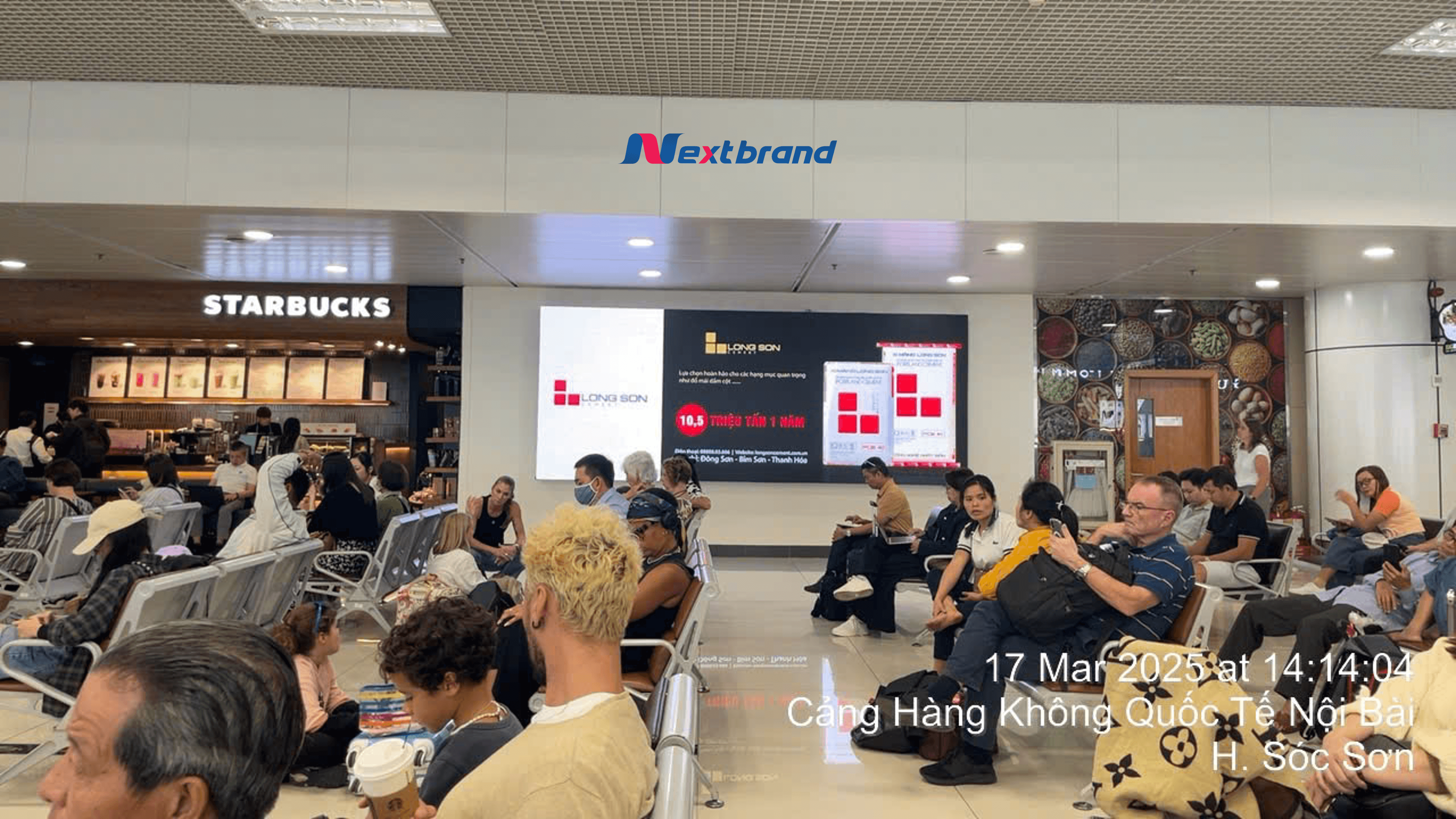 Hành khách chờ đợi tại sân bay trong tâm lý thoải mái, giúp quảng cáo được tiếp cận