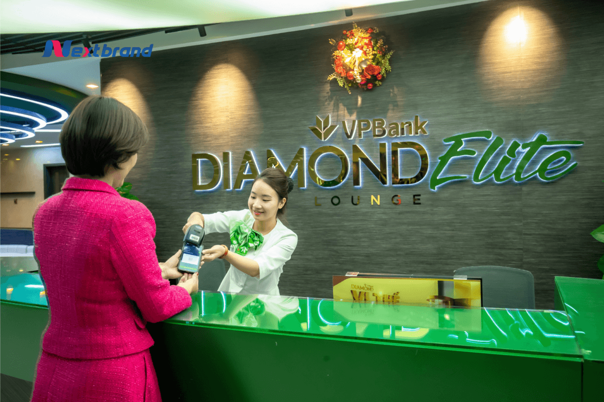 Sử dụng mã QR trong mục Thông tin cá nhân trên VPBank NEO để check-in phòng chờ