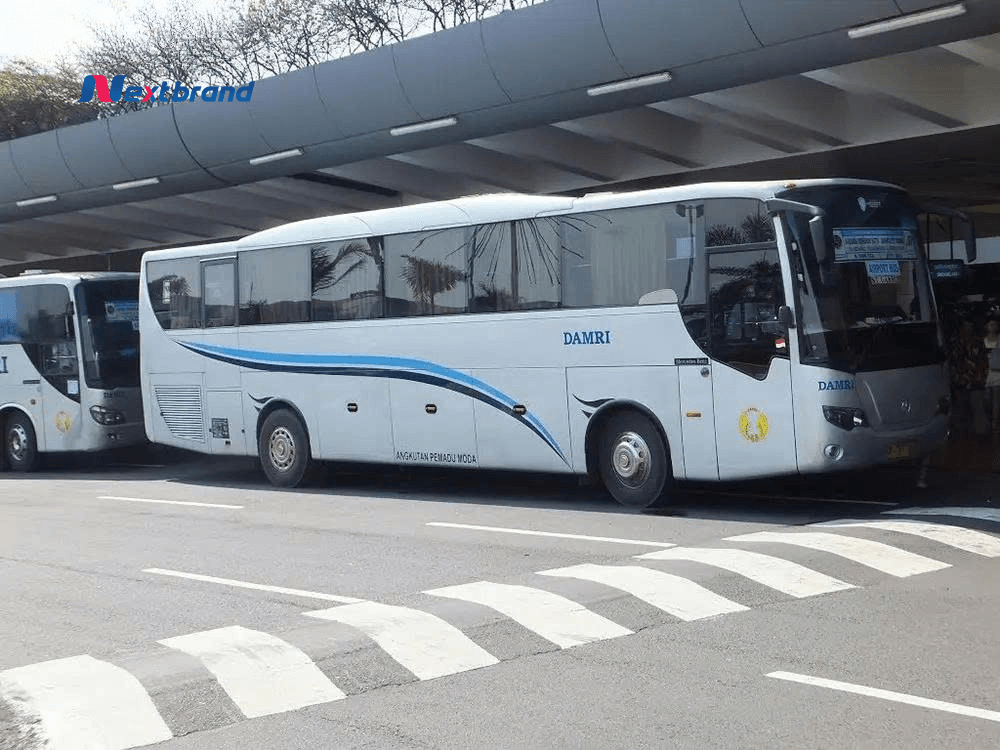 Di chuyển bằng xe buýt