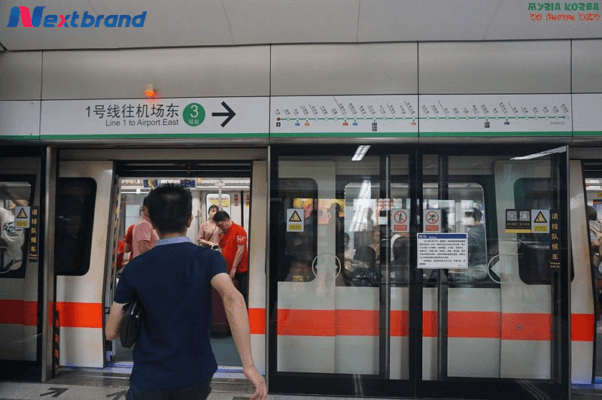 Di chuyển bằng tàu điện ngầm (Metro)