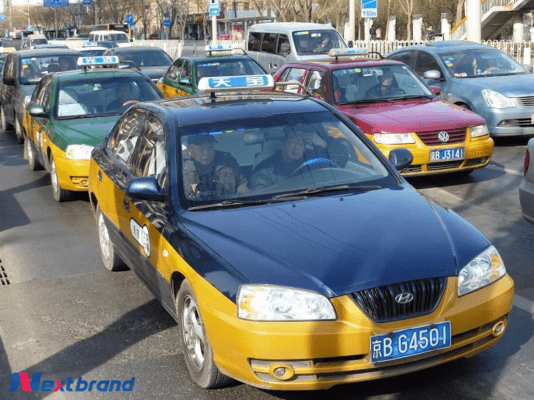 Di chuyển bằng xe taxi