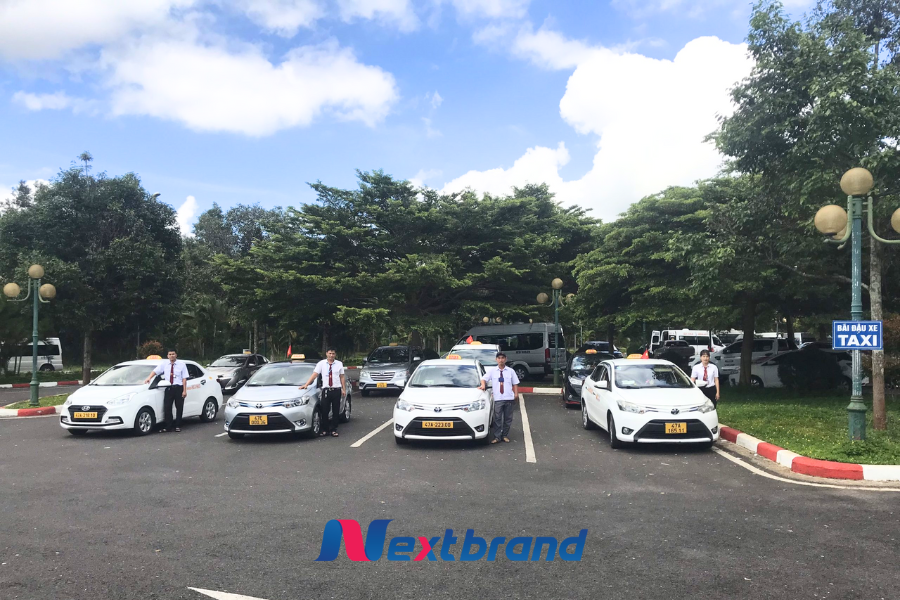 Taxi truyền thống là phương tiện nhanh chóng, dễ tìm tại sân bay