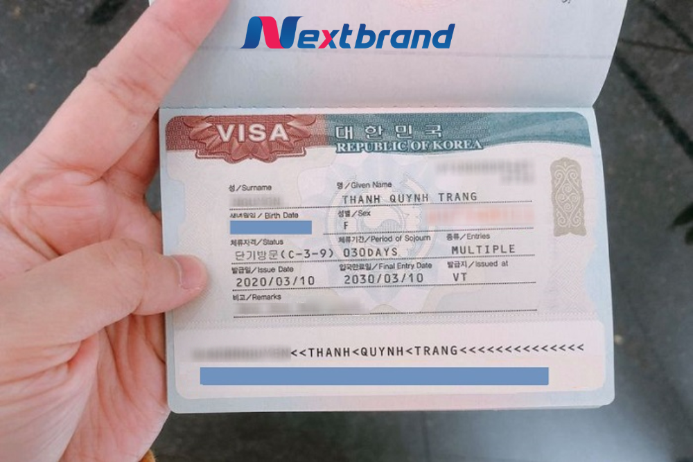 Hành khách xuất trình hộ chiếu và các giấy tờ liên quan