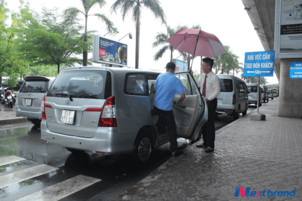 Di chuyển bằng xe đưa đón khách sạn
