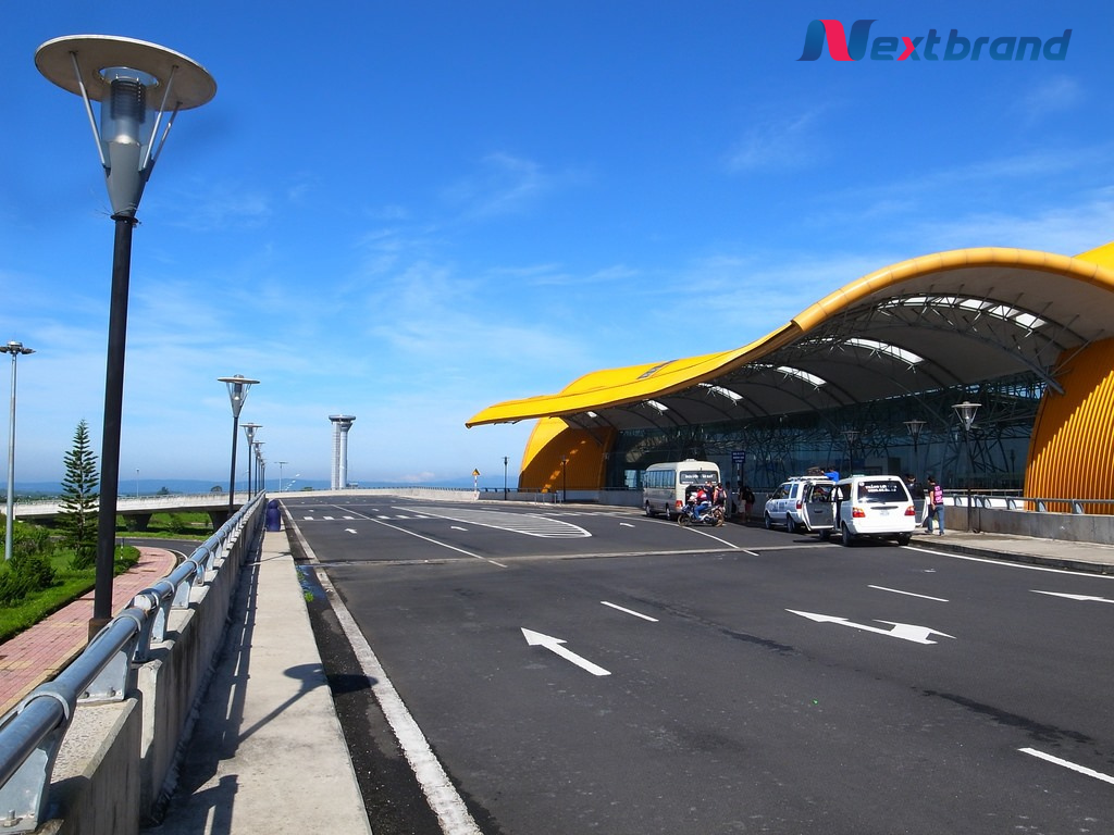 Di chuyển bằng xe taxi Di chuyển bằng xe taxi