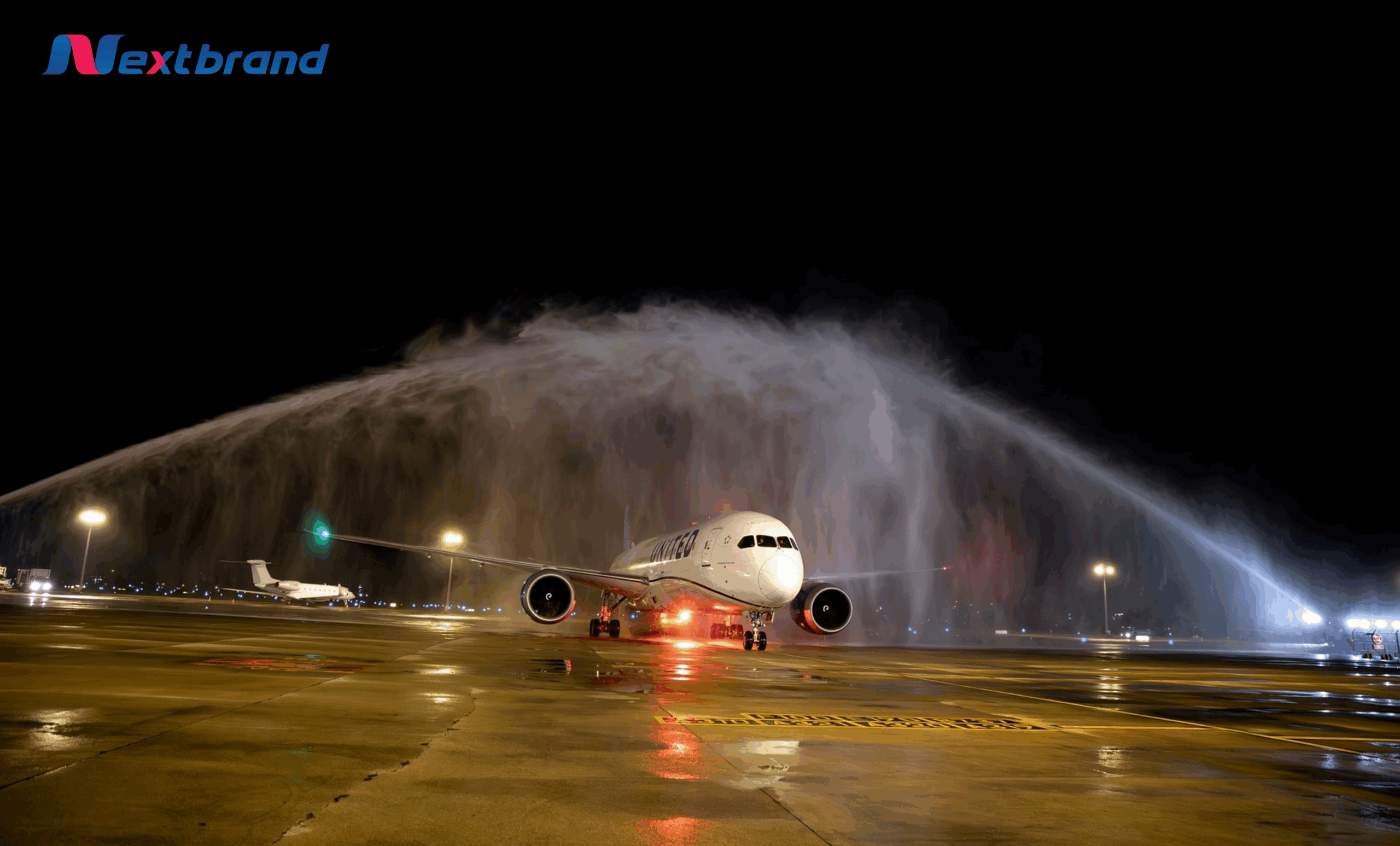 Tàu bay của United Airlines được chào đón bằng màn phun vòi rồng tại Tân Sơn Nhất cuối tháng 10/2025 Tàu bay của United Airlines được chào đón bằng màn phun vòi rồng tại Tân Sơn Nhất cuối tháng 10/2025