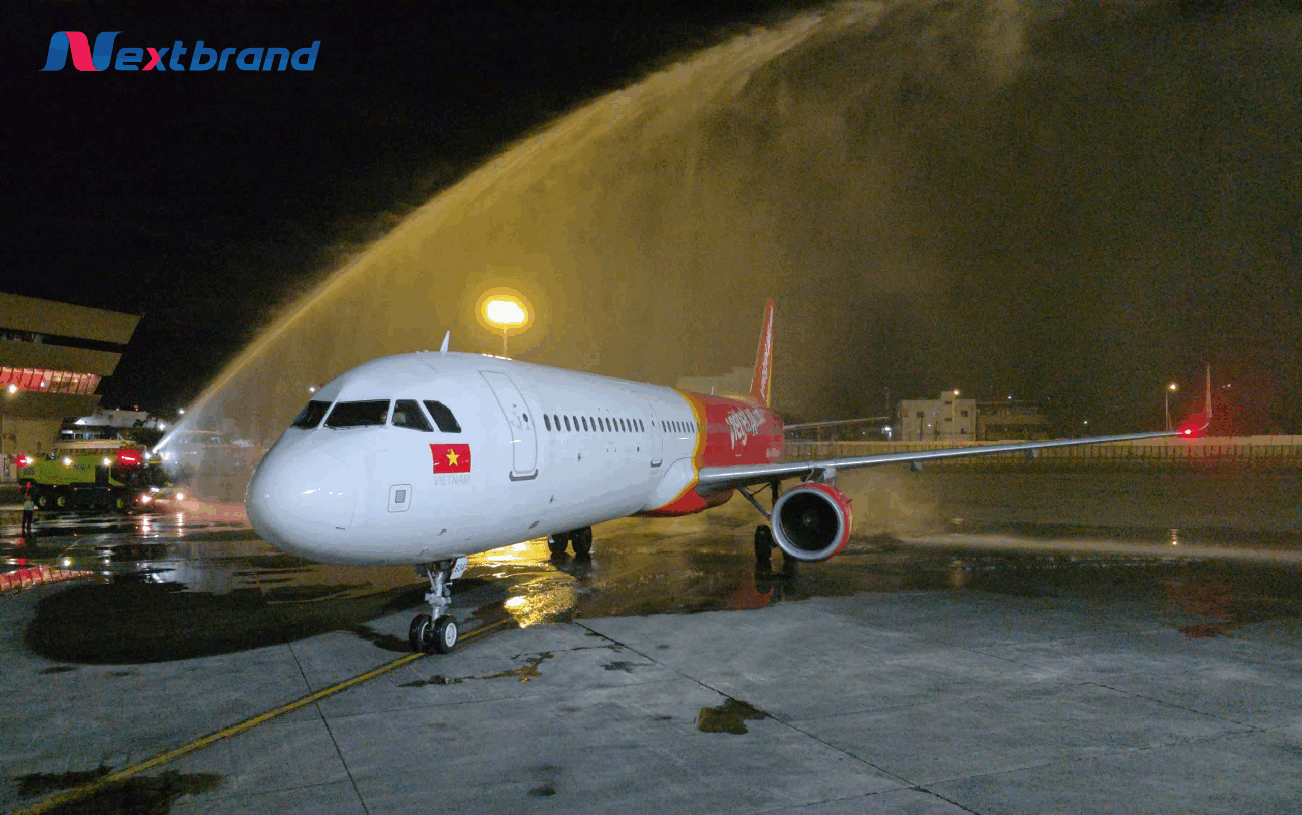 Tàu bay Vietjet được chào đón tại Sân bay quốc tế Ninoy Aquino bằng nghi thức vòi rồng