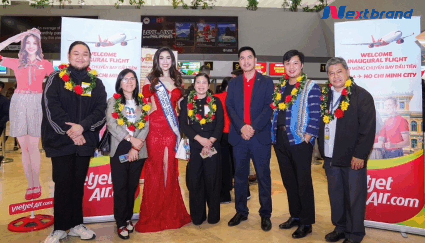 Đại diện của Vietjet và hoa hậu Chelsea Fernandez chào đón các hành khách trên chuyến bay khai trương tại sân bay Ninoy Aquino