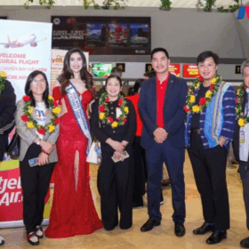 Đại diện của Vietjet và hoa hậu Chelsea Fernandez chào đón các hành khách trên chuyến bay khai trương tại sân bay Ninoy Aquino