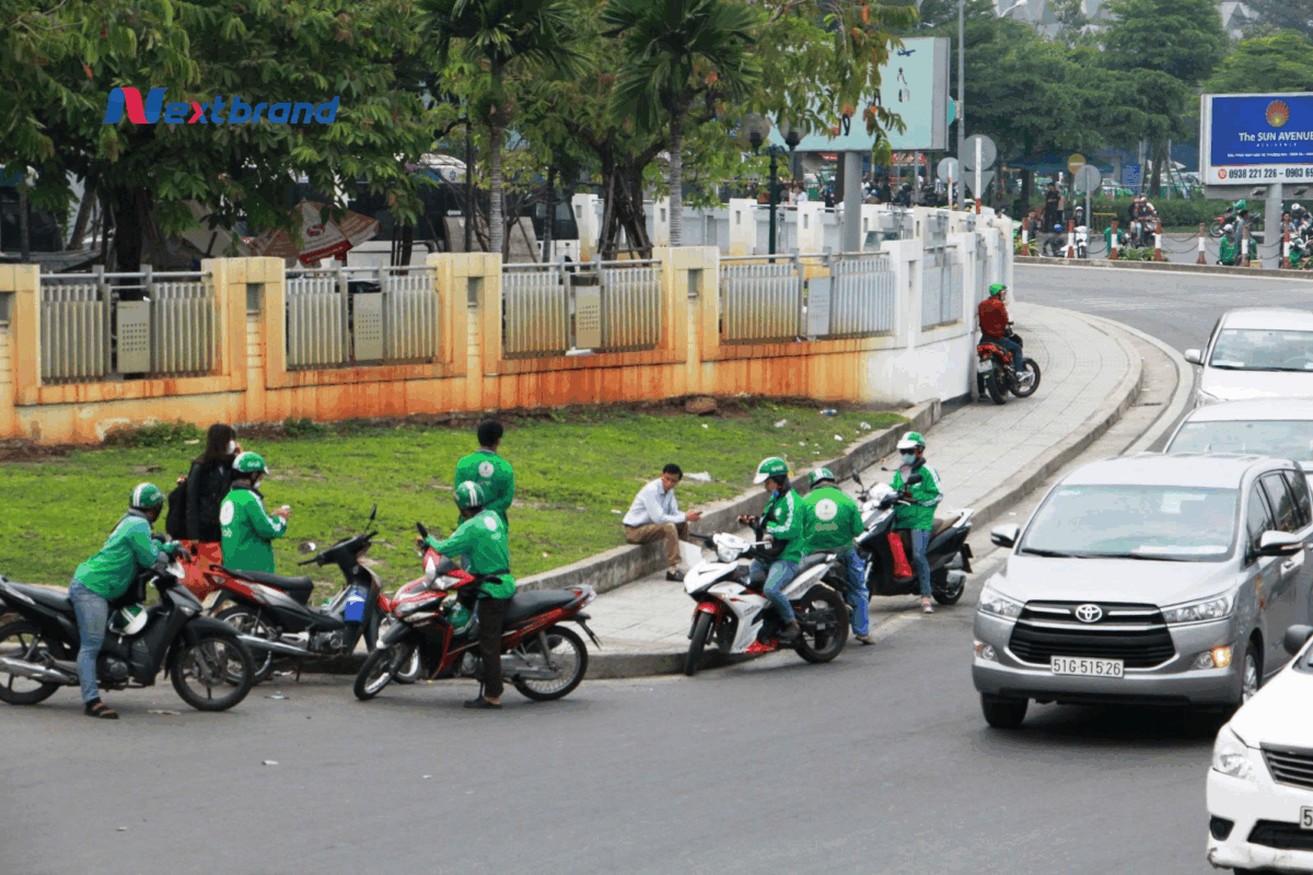 Lối đi bộ an toàn từ cổng ngoài vào nhà ga cho hành khách đón Grabbike.