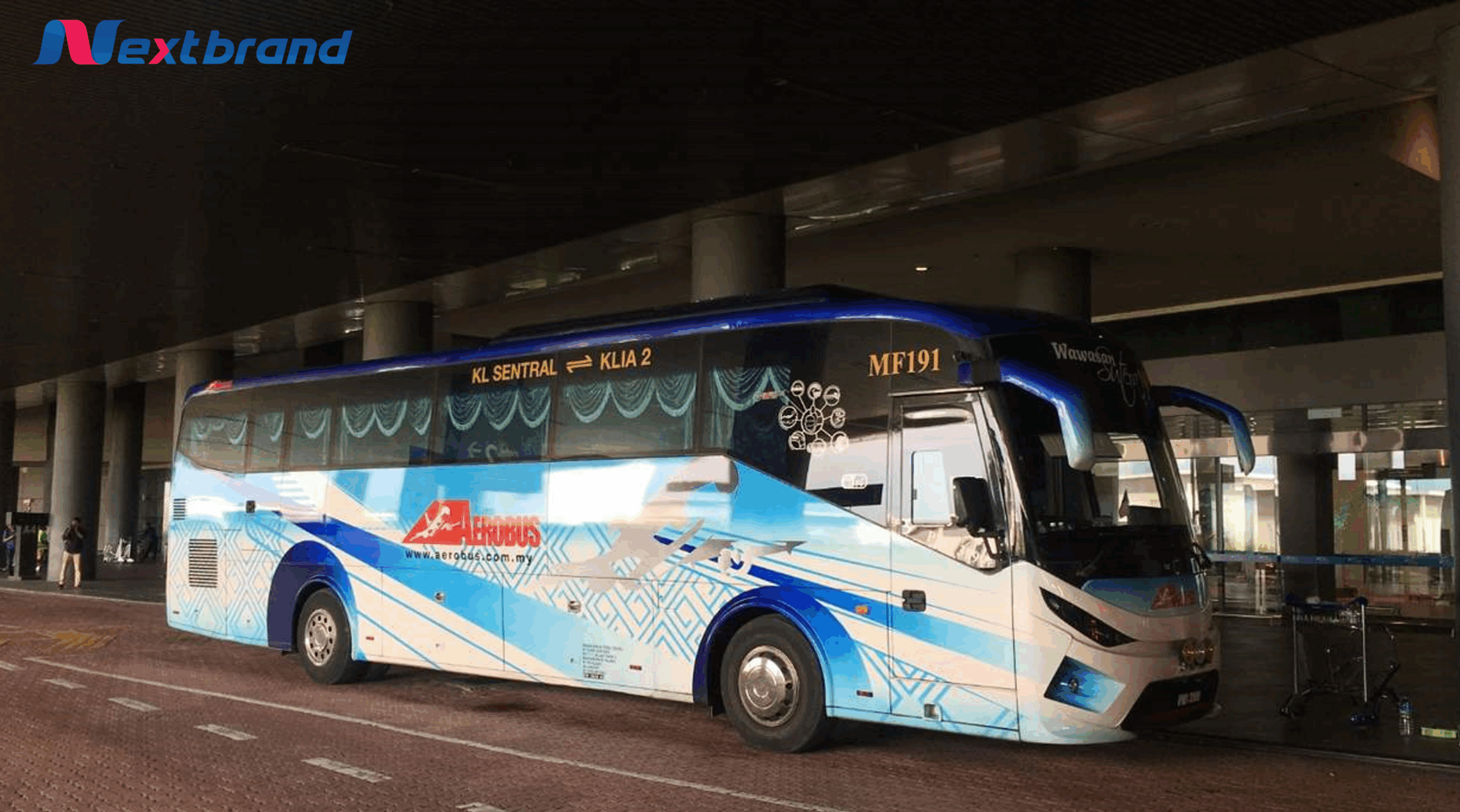 Có nhiều tuyến xe buýt di chuyển từ sân bay vào trung tâm thành phố Có nhiều tuyến xe buýt di chuyển từ sân bay vào trung tâm thành phố