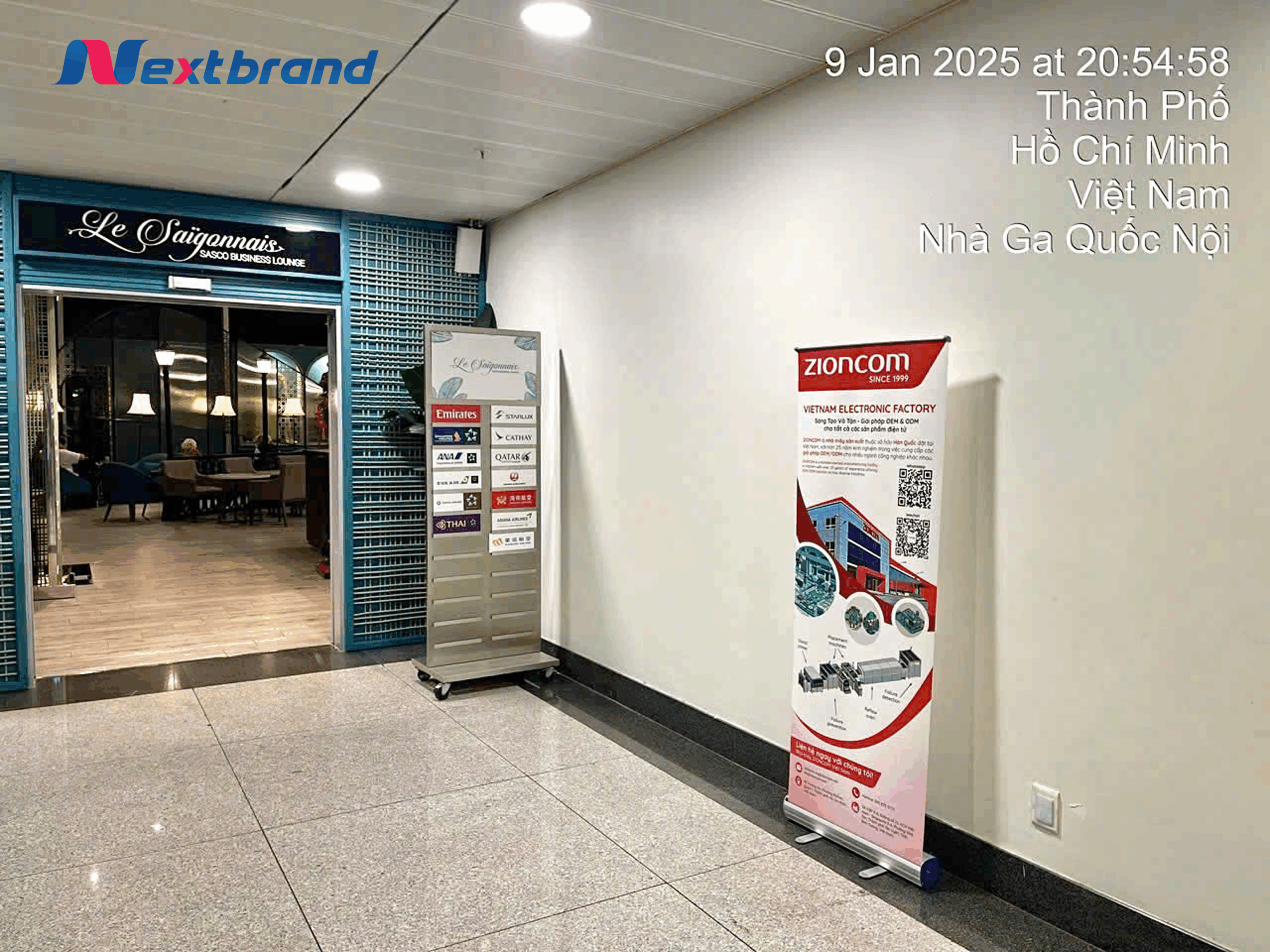 Quảng cáo standee tại sân bay