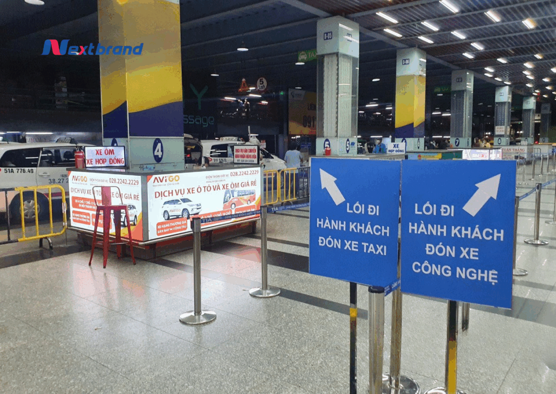 Khu vực đón xe công nghệ với biển hướng dẫn rõ ràng lối đi cho xe công nghệ và taxi truyền thống
