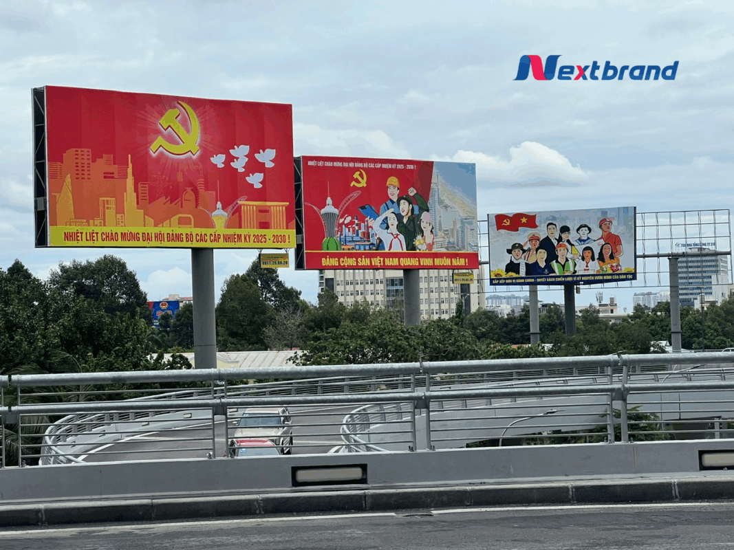 Hệ thống trụ pano quảng cáo ngoài trời nổi bật tại tuyến đường ra vào sân bay.