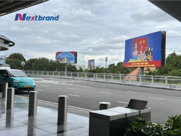 Biển quảng cáo ngoài trời được tại khu vực di chuyển chính quanh sân bay Biển quảng cáo ngoài trời được tại khu vực di chuyển chính quanh sân bay