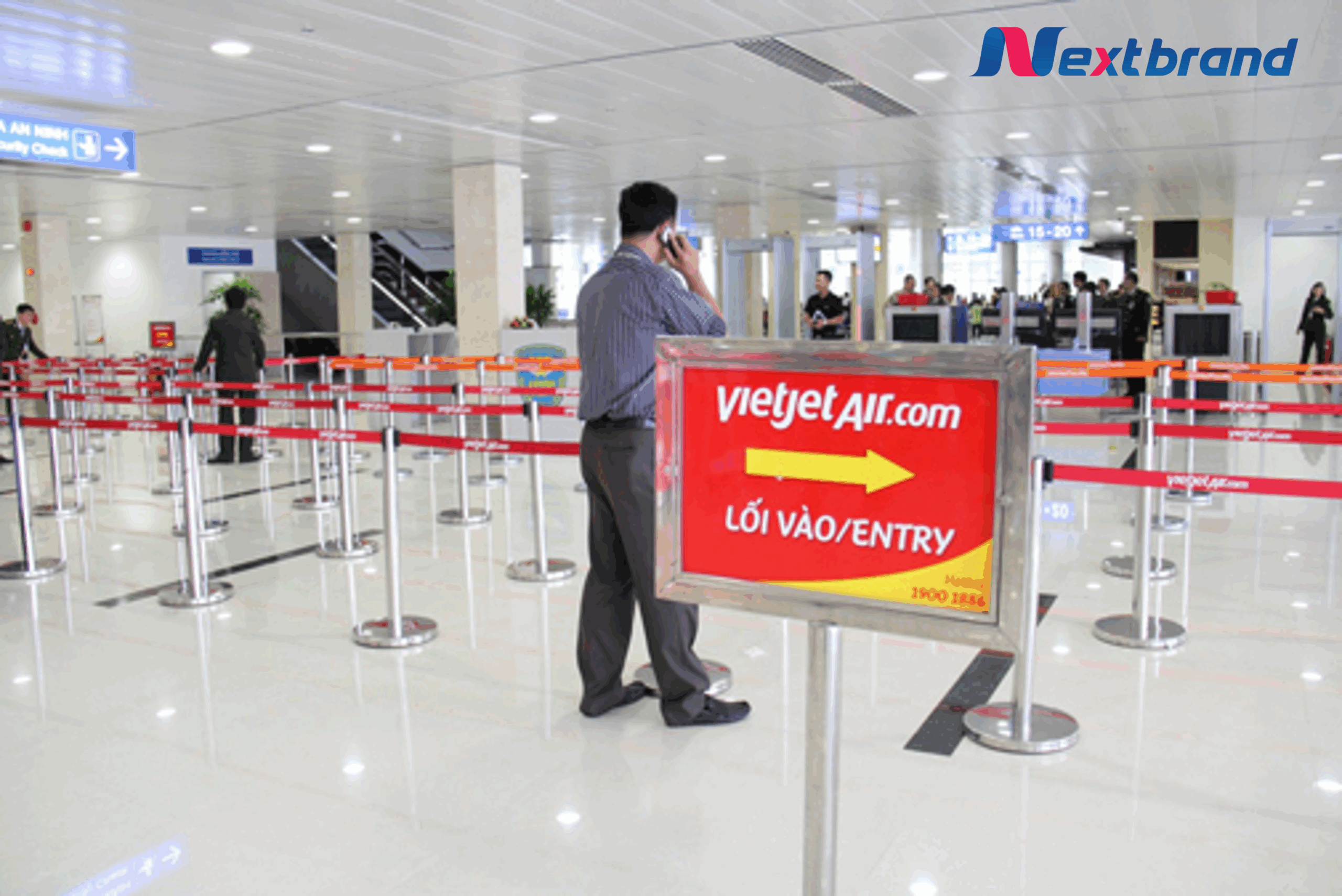 Di chuyển theo chỉ dẫn để đến sảnh A làm thủ tục check - in và an ninh soi chiếu Di chuyển theo chỉ dẫn để đến sảnh A làm thủ tục check - in và an ninh soi chiếu