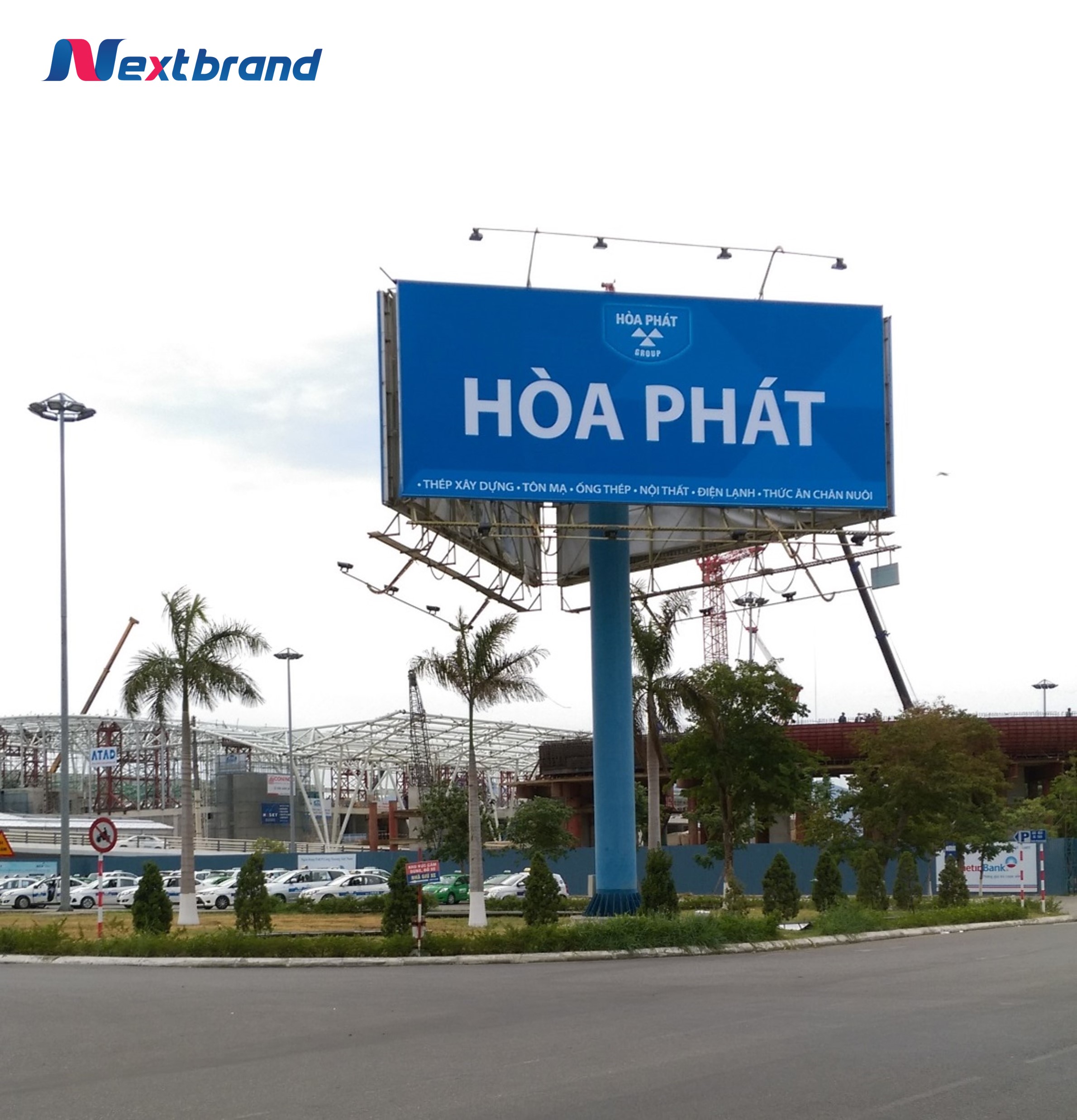 Pano quảng cáo tại khu vực bãi đỗ xe của sân bay Pano quảng cáo tại khu vực bãi đỗ xe của sân bay