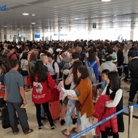 Hành khách di chuyển đông đúc tại sân bay vào dịp cận Tết