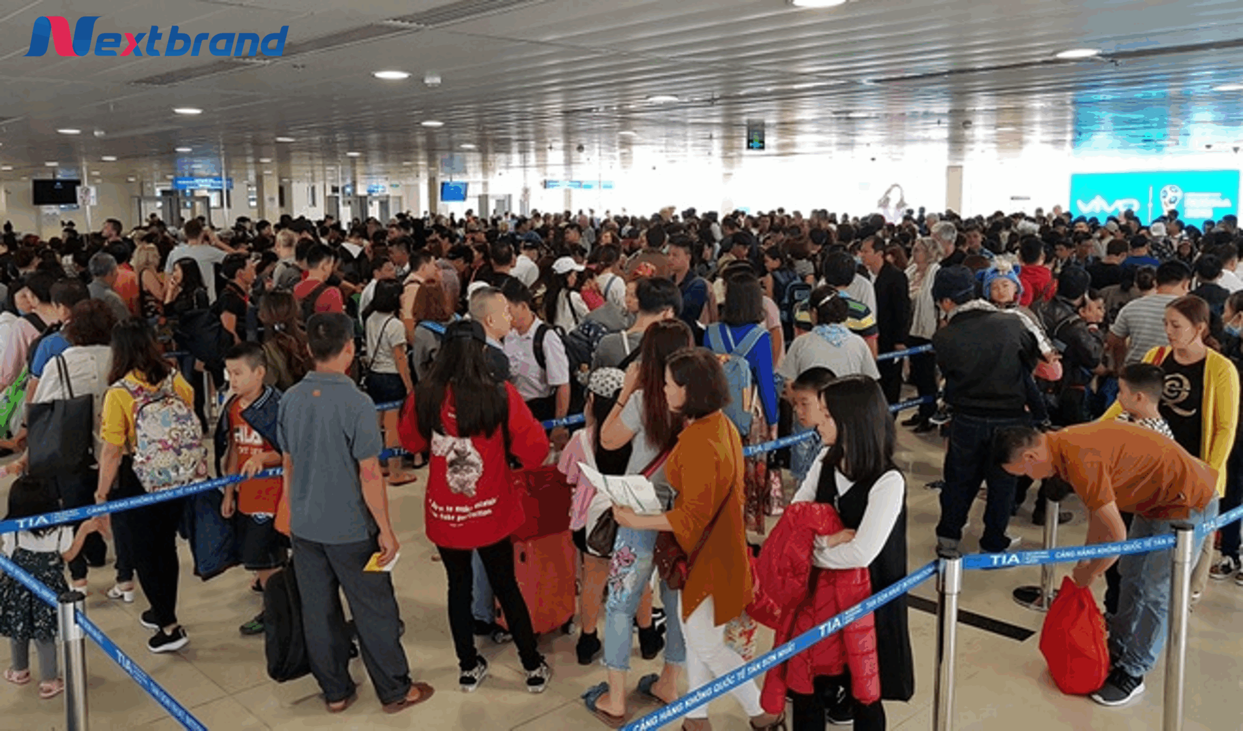 Hành khách di chuyển đông đúc tại sân bay vào dịp cận Tết Hành khách di chuyển đông đúc tại sân bay vào dịp cận Tết