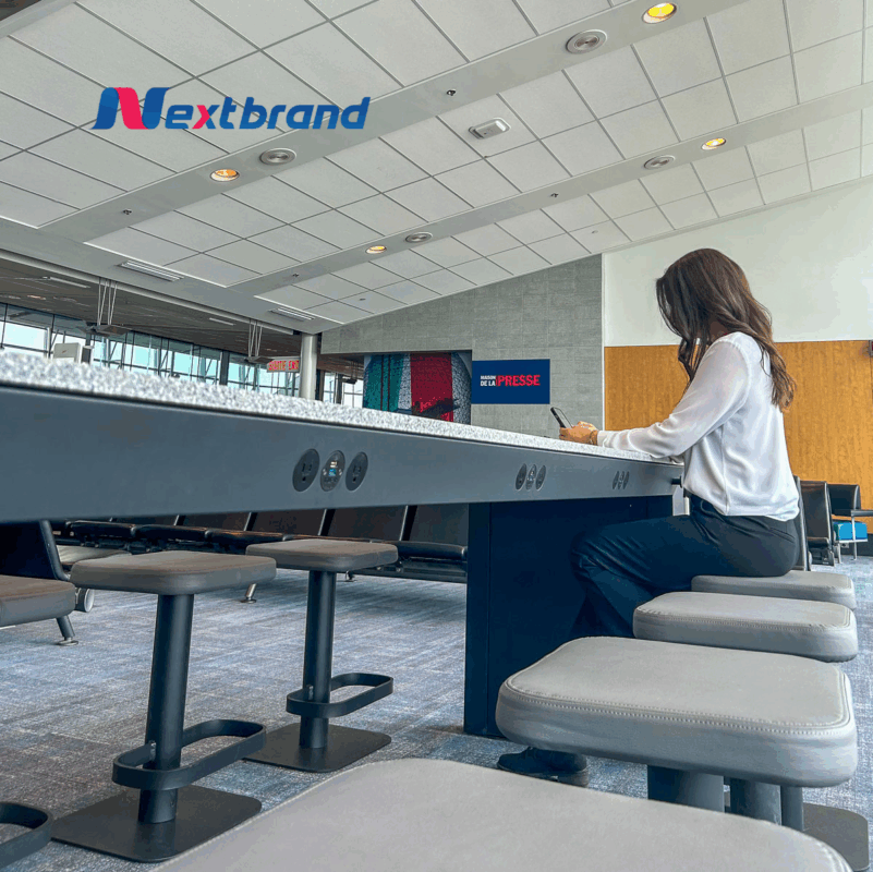 Sân bay Quốc tế Montréal–Trudeau (YUL) cung cấp khu sạc điện thoại tiện lợi Sân bay Quốc tế Montréal–Trudeau (YUL) cung cấp khu sạc điện thoại tiện lợi