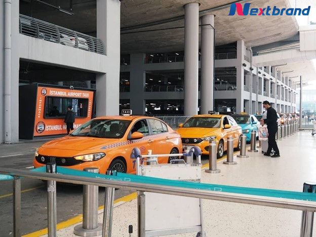 Di chuyển bằng xe taxi Di chuyển bằng xe taxi