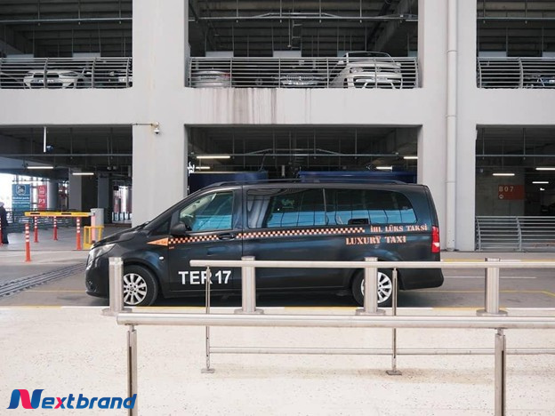 Di chuyển bằng xe đưa đón riêng Di chuyển bằng xe đưa đón riêng