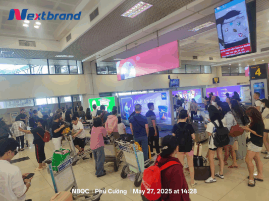 Quảng cáo biển hộp đèn tại khu vực băng chuyền nhận hành lý của sân bay